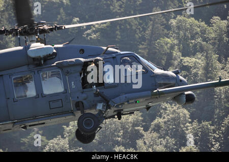 Gli equipaggi e i parareschi dell'Air Force HH-60G Pave Hawk conducono un addestramento di salvataggio in acqua nel fiume Columbia vicino al Rooster Rock State Park, Oregon, praticando operazioni di estrazione e recupero durante gli esercizi di addestramento. Foto Stock