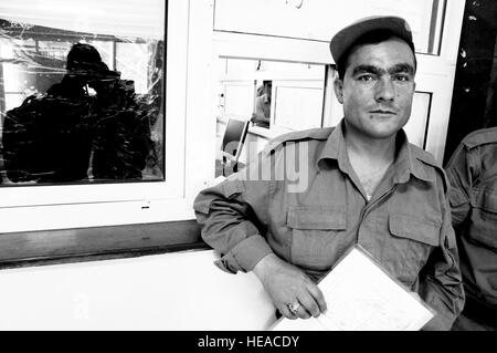 100727-F-1020B-003.jpg Kabul - una polizia nazionale afgana officer attende all'ANP farmacia ospedaliera Luglio 27, 2010. L'ospedale è il centro della polizia sistema di assistenza sanitaria e di servizi comprende una farmacia, orecchio, naso e gola, ortopedia, ostetricia/ginecologia e un reparto chirurgico. Attualmente, l'ospedale ha un 46-letto capacità, ma è l'apertura di un nuovo edificio dell'ospedale motivi che aumentare le capacità di 200 letti. Con in e pazienti ambulatoriali, forze di polizia e le loro famiglie, l'ospedale gestisce una media di 200 pazienti al giorno. Il personale Sgt. Sarah Brown/) Foto Stock