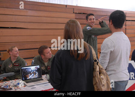 Stati Uniti Air Force 1 Lt. Alan Herbol e Capt. Andrew Lawrence, 909th Air Refuelling Squadron piloti, spiegare la necessità di rifornimento nel teatro del Pacifico durante la Kadena High School Career Day su Kadena Air Base, Giappone, 4 aprile 2013. Ospitato dalla Air Force Cadet Officer Mentore del programma di azione, lo scopo della manifestazione è stato quello di offrire uno sguardo di aviatori di doveri giornalieri per eventuali assunzioni. Il personale sergente Lauren Snyder Foto Stock