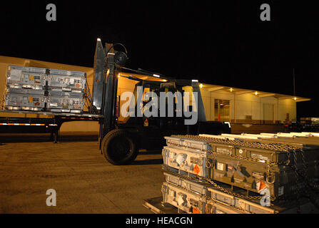 Stati Uniti Air Force Staff Sgt. Steven Baker, una tattica di munizioni rapid response package membro di equipaggio con il XVIII munizioni Squadron, sposta il pallet di munizioni durante un esercizio a Kadena Air Base, Giappone, Sett. 25, 2013. L'esercizio è stato progettato per valutare l'unità è in grado di fornire rapidamente i missili per il trasporto attraverso il globo. Il personale Sgt. Lauren Snyder Foto Stock