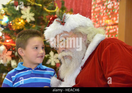 L'operazione Holiday Cheer presso la base dell'aeronautica militare di Kirtland ospita Babbo Natale in visita ai bambini, fornendo cibo a oltre 1.000 membri della comunità e consegnando centinaia di nuovi giocattoli in un evento di beneficenza. Foto Stock