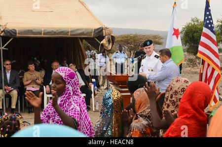 Stati Uniti Esercito Brig. Gen. Wayne Grigsby Jr., comandante della Combined Joint Task Force-Horn dell Africa, parla con la gente del posto durante una cerimonia del taglio del nastro per Karta health clinic, Karta, Gennaio 30, 2014. Apertura del Karta health clinic darà al popolo di Karta un più facile accesso a una struttura medica. Senior Airman Tabatha Zarrella Foto Stock