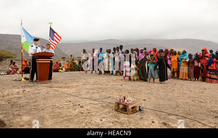 Stati Uniti Esercito Brig. Gen. Wayne Grigsby Jr., comandante della Combined Joint Task Force-Horn dell Africa, parla con la gente del posto durante una cerimonia del taglio del nastro per Karta health clinic, Karta, Gennaio 30, 2014. La Karta clinica sanitaria era in cooperazione con l Agenzia per lo sviluppo internazionale degli Stati Uniti, sotto la supervisione di CJTF-HOA CJ-44 ingegneri. Senior Airman Tabatha Zarrella Foto Stock