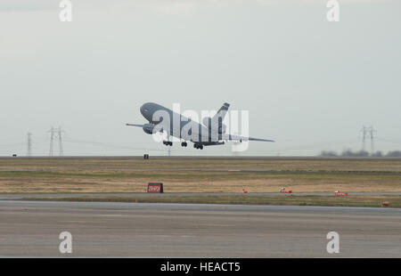 Una KC-10 Extender è fotografato a Travis Air Force Base, California, il 7 maggio 2015. Il KC-10 svolge un ruolo chiave nella mobilitazione dei militari statunitensi attivi, prendendo parte alle operazioni d'oltremare lontano da casa. Questi aeromobili effettuato airlift antenna e il rifornimento di carburante durante il 1986 bombardamento della Libia (operazione Eldorado Canyon), il 1990-91 Guerra del Golfo in Iraq (operazioni Desert Shield e Desert Storm), il 1999 bombardamenti della NATO di Iugoslavia (Operazione Allied Force), la guerra in Afghanistan (operazioni Enduring Freedom), e la guerra in Iraq (operazioni Iraqi Freedom e nuova alba). Il KC-10 dovrebbe servire fino a 204 Foto Stock