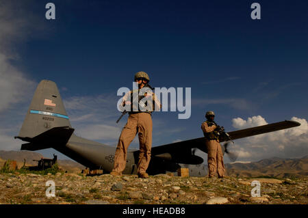 Stati Uniti Air Force Airman 1. Classe Kelliea Guthrie e Senior Airman Greg Ellis, sia parte di un volo di distanza delle forze di sicurezza team assegnato alla 455th Expeditionary forze di sicurezza Squadron, forniscono la protezione per un C-130 Hercules aeromobile durante una missione di carico a Feyzabab Airfield, Afghanistan, Aprile 23, 2008. Guthrie è distribuito dal 9 forze di sicurezza squadrone di Beale Air Force Base in California e Ellis è distribuita da 355a forze di sicurezza Squadron da Davis-Monthan Air Force Base, Ariz. Master Sgt. Andy Dunaway Foto Stock