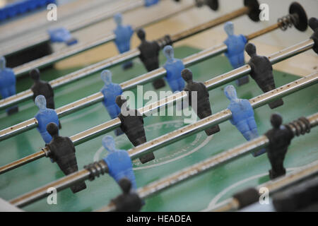 Una tabella di foosball in Joint Task Force Guantanamo's Camp Delta struttura di detenzione, luglio 25. Il biliardino figure' volti sono stati macinati off per conformarsi con la sensibilità culturale dei detenuti. JTF Guantanamo fornisce un sicuro, umano, legale e trasparente di cura e custodia dei detenuti, compresi quelli condannati dalla commissione militare e quelli ordinati rilasciato da un tribunale. La JTF conduce la raccolta di intelligence, analisi e diffusione per la tutela dei detenuti e il personale che lavora in JTF Guantanamo strutture e a sostegno della guerra al terrore. JTF Guantanamo fornisce il supporto per TH Foto Stock