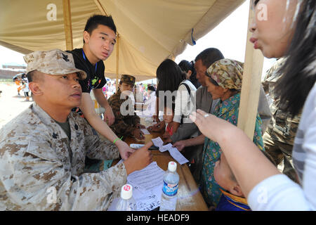 ANBAATAR, Mongolia - STATI UNITI Navy Corpsman Petty Officer di 2a classe di Loreto Cruz, nativo di San Diego, California, ascolta il medico di preoccupazioni di una donna mongola al di fuori della clinica temporanea detenute nel Buynt Uhaa complesso in Ulaanbaatar, in Mongolia il 7 agosto durante la ricerca Khaan 2011, una combined joint-esercizio ospitato da Mongolo Forze Armate in partenariato con gli Stati Uniti Pacifico Comando forze. Ricerca Khaan è al suo ottavo anno e militare ha i partecipanti provenienti da Canada, India, Repubblica di Corea, degli Stati Uniti e della Mongolia. In aggiunta ad un medico di azione civica evento, vi è un engineerin Foto Stock