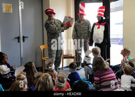 Master Chief Sgt. Steven Mandell, 86a forza squadrone di supporto soprintendente, legge il dottor Seuss "Green uova e prosciutto" per i bambini e i loro genitori durante la lettura in tutta l'America, 5 marzo 2015, a Ramstein Air Base, Germania. La manifestazione consisteva di story-tempo, spuntini e libri gratuiti per i bambini. Airman 1. Classe Larissa Greatwood) Foto Stock