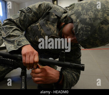 Un aviatore da la 86Forze di Sicurezza Squadron lavora per smontare e rimontare un'arma come parte della battaglia della concorrenza i badge 14 maggio 2015, a Vogelweh complesso militare, Germania. Il concorso si è tenuto in onore della polizia nazionale settimana. Airman 1. Classe Tryphena Mayhugh) Foto Stock