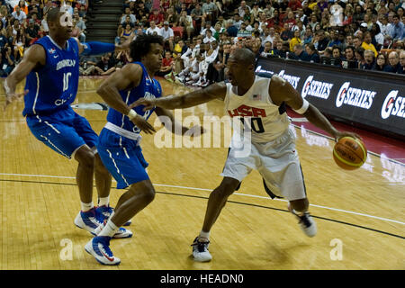 Kobe Bryant, USA Olympic uomini giocatore di basket, dribbling contro giocatori provenienti dalla Repubblica dominicana durante un pre-Olympic exhibition gioco su luglio 12, 2012, al Thomas & Mack Center di Las Vegas, Nev. Questo sarà Bryant la seconda volta durante la riproduzione su USA Olympic della squadra di Pallacanestro maschile della Airman 1. Classe Daniel Hughes) Foto Stock