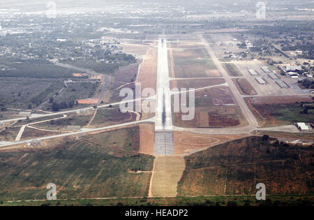 Una veduta aerea di approccio la fine della pista primaria a Korat Royal Thai Air Base durante la fase di esercizio la bandiera a scacchi. Foto Stock