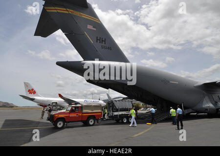 NOUMEA, Nuova Caledonia - Hickam AFB, Hawaii C-17 Globemaster III aviatori e San Diego, California Marina basato su unità mobile 1 marinai e appaltatori di scaricare i delfini dal U.S. La marina di mammiferi marini programma presso l'Aeroporto Internazionale di Tontouta su nov. 9, 2009. Il 535th Airlift Squadron equipaggio consegnati i marinai e i delfini a Noumea, Nuova Caledonia dove parteciperanno in laguna MINEX 2009, che è un progetto umanitario in cui U. S. Marina, Francia, Australia e Nuova Zelanda demolizione gli equipaggi potranno rimuovere le mine rimaste da WW II dall'acqua circostante dell'area. Stati Uniti Air Force Tech Sgt Foto Stock