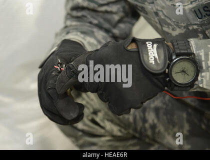 Stati Uniti Air Force Staff Sgt. Mario Francesco, 633rd ingegnere civile Squadron impianti elettrici artigiano, strisce cablaggio durante l'installazione di un modulo relè nel Langley Transit Centre centro fitness a Langley Air Force Base, Va., nov. 5, 2014. Il centro di transito vanta una varietà di opzioni ricreative per i membri del servizio di subire il giorno 21-controllato periodo di monitoraggio dopo il ritorno dall'Africa occidentale, tra cui un centro di intrattenimento, centro fitness all'aperto e strutture ricreative. Il personale Sgt. Jason J. Brown Foto Stock