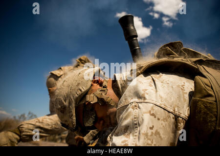 Stati Uniti Marine Corps Cpl. Daniel Chavez, anteriore, e Lance Cpl. Colby Brode, malta di entrambi gli uomini con il Primo Battaglione, 3° Reggimento Marine, il fuoco di un M252 81mm peso medio mortaio durante la Grande Scala esercizio 15 al Marine Corps Air il combattimento a terra nel centro di ventinove Palms, California, 15 agosto 2015. La grande scala esercizio è progettato per attivare live, virtuale e costruttivo per la formazione di un Marine Expeditionary Brigade. Il personale Sgt. Jamal D. Sutter Foto Stock