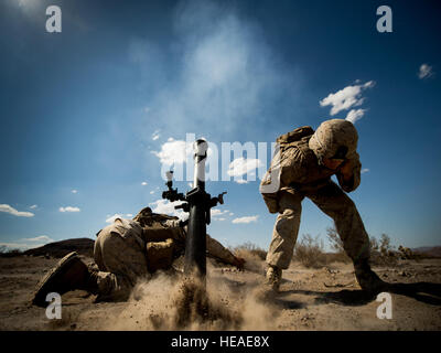 Stati Uniti Marine Corps Cpl. Daniel Chavez, sinistra, e Lance Cpl. Colby Brode, malta di entrambi gli uomini con il Primo Battaglione, 3° Reggimento Marine, il fuoco di un M252 81mm peso medio mortaio durante la Grande Scala esercizio 15 al Marine Corps Air il combattimento a terra nel centro di ventinove Palms, California, 15 agosto 2015. La grande scala esercizio è progettato per attivare live, virtuale e costruttivo per la formazione di un Marine Expeditionary Brigade. Il personale Sgt. Jamal D. Sutter Foto Stock