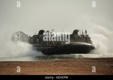 Una terra craft, aria recipiente ammortizzato (LCAC) dall'USS Kearsarge (LHD 3) sbarca sulla spiaggia di Arta per elementi di trasporto del XXVI Marine Expeditionary Unit, luce veicoli blindati e Humvees alla nave durante una rotazione regolare delle forze per supportare le operazioni di sicurezza marittima, fornire risposta in caso di crisi le capacità e il teatro di aumentare la cooperazione in materia di sicurezza, Gibuti, 30 maggio 2013. Un LCAC (hovercraft) è utilizzato per il trasporto senza soluzione di continuità delle attività da nave a riva e sulla spiaggia. Il personale Sgt. Julianne M. Showalter) Foto Stock