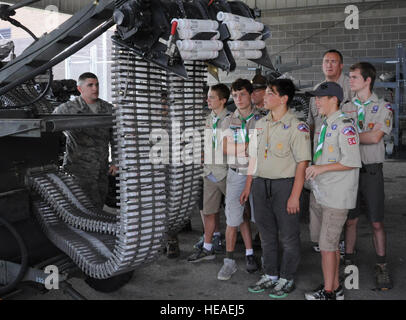 Boy Scout da Lee's Summit truppa 54 osservare U.S. Air Force Tech. Sgt. James Registro, 442nd Manutenzione aeromobili squadrone armi tecnico di volo, come dimostra il processo di armamento per la A-10 Thunderbolt II GAU-8/A 30mm cannon a Whiteman Air Force Base, Mo., Ottobre 15, 2016. La truppa ha viaggiato a circa 50 minuti a camp a manopola Noster State Park e tour nei dintorni di 442nd Fighter Wing a Whiteman. Senior Airman Missy Sterling) Foto Stock