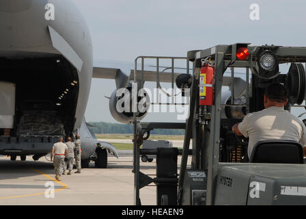 Membri del 146Airlift Wing, California Air National Guard e la 176ala, Alaska Air National Guard, scaricare chimici, biologici, radiologici, nucleari e ad alta resa migliorata esplosiva Response Force Package marcia da un Elmendorf, Alaska C-17, 9 luglio 2011 a Volk Campo, Wis. CERFP è trasportato come parte delle operazioni nazionali lo scenario che si terrà durante la settimana due Patriot esercizio qui. Foto Stock