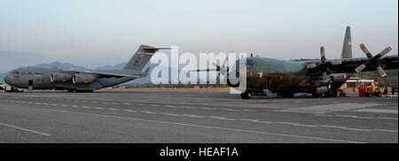 Una C-17 Globemaster III assegnato alla 517th Airlift Squadron a base comune Elmendorf-Richardson, Alaska, parchi accanto all'aeronautica militare indonesiana C-130 sul presso l'Aeroporto Internazionale di Langkawi flightline Marzo 16, 2015. Il C-17 consegnati a UH-1Y Huey assegnato al Marine Attacco leggero elicottero Squadron 367 dal Marine Corps base Hawaii, che sarà utilizzato come una visualizzazione statica durante il Langkawi International Maritime e aerospaziale mostra '15. Partecipando alla lima '15 dimostra airshow U.S. Air Force la dedizione al rafforzamento delle relazioni con la Malesia. Tech. Sgt. Terri Pade Foto Stock