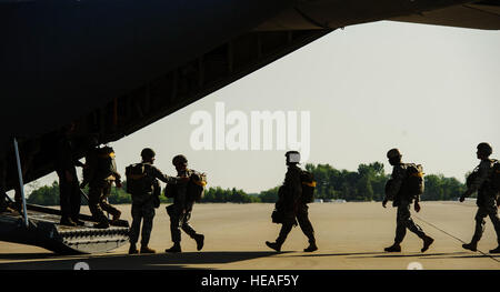 Stati Uniti I soldati dell esercito, 5a delle forze speciali Gruppo, carico su una C-130J Super Hercules a Fort Campbell, Ky., 20 maggio 2014. 5 SF è in conduzione static line jump training con la 39th Airlift Squadron da Dyess Air Force Base in Texas. Il personale Sgt. Jonathan Snyder) Foto Stock