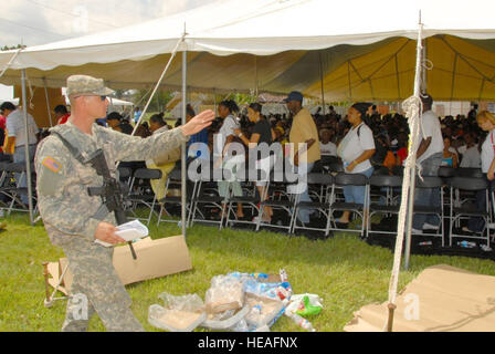 Louisiana Esercito Nazionale Guardsman Pvt. Cody Crader di una società, 3° Battaglione, 156Brigata tiene conto del movimento della linea in corrispondenza di una food stamp sito di distribuzione si trova a L. Earl Gauthreaux J.C.L Center di New Orleans East, La., sul Sett. 9, 2008. Foto Stock