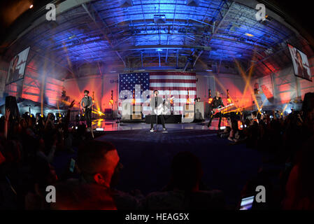Fall Out Boy e Charli XCX si esibiscono durante il concerto VH1 per le truppe alla Luke Air Force base, Arizona, 30 gennaio 2015, intrattenendo i membri del servizio e le loro famiglie all'interno dell'Hangar 999. Foto Stock