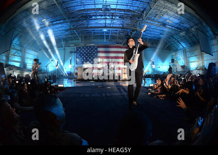 Fall Out Boy cantante e chitarrista Patrick Stump eccita la folla durante il VH1 Concerto per le truppe a Luke Air Force Base in Arizona, Gennaio 30, 2015. L'evento, ospitato da ex 98 gradi membro della band Nick Lachey, era tenuto a ringraziare i membri militari per il loro servizio. Il personale Sgt. Nestor Cruz) Foto Stock