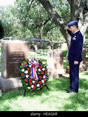 Medium Shot, vista laterale sinistra, il Generale di Brigata Lawrence H. Stevenson, USAF, Commander, XII Formazione di volo ala, Randolph Air Force Base in Texas stabilisce un memoriale di corona sulla tomba di ex U.S. Il presidente Lyndon Baines Johnson Agosto 27, 1999. Il memoriale di servizio presso la LBJ Ranch vicino a Johnson City, Texas ha commemorato il 91anniversory della trentaseiesima Presidente il compleanno. Ex First Lady, 'Lady Bird Johnson' (non mostrato) è stato hostess dell'evento. Foto Stock