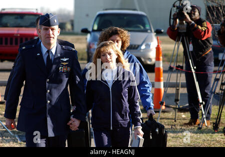 US Air Force (USAF) principali (MAJ) Harry Schmidt, e sua moglie Lisa, lungo il tragitto per l'articolo 32 audizione camera presso Barksdale Air Force Base (AFB), Louisiana (LA). Principali UASF Schmidt è uno dei due piloti impegnati nella Tarnak Farms Friendly Fire incidente sul 17 aprile 2002 che ha ucciso quattro soldati canadesi e otto feriti vicino a Kandahar, Afghanistan. L'articolo 32 audizione inchiesta delle accuse contro i due piloti determina se tentare dalla corte marziale. Sullo sfondo sono alcuni dei tanti elementi multimediali che copre l'audizione. Foto Stock