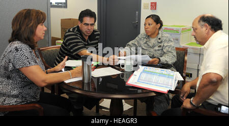 Sheryl Majka, Ron nero e Jim Gillis, 375 Ingegneria Civile Squadron sono ispezionati da Lt. Col. Wanda Broussard durante una unità combinata di ispezione, 24 Ago, 2011, a Scott Air Force Base, Ill. Scott AFB accolto 180 ispettori che ha eseguito la Air Force del primo gruppo combinato di ispezione, la combinazione di otto diverse ispezioni in uno. (U.S. Air Force foto/Airman 1. Classe Kristina Lynch) Foto Stock