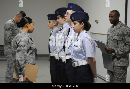 I membri di Malmstrom's Guardia d'onore è servita come giudici per la Malmstrom Civil Air Patrol sei parte valutazione Marzo 26. Qui essi Eseguire una ispezione di ranghi. I giudici sono Senior Airman Miriam Santiago, 341 Forza squadrone di supporto dei servizi tecnico dello chef; Airman 1. Classe Cory estati, 341 Ingegnere Civile Squadron marciapiede e attrezzature apprendista; e nella parte posteriore, Staff Sgt. Elia Leonard, 341 operazioni di manutenzione Squadron controller. Airman Cortney Hansen) Foto Stock