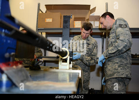 Stati Uniti Il personale Sgt. James Henderson, 55th elicottero unità di manutenzione armi expeditor, mostra Col. Thomas Kunkel, XXIII Fighter Wing Commander, come assemblare un GAU-18 .calibro 50 mitragliatrice a Davis-Monthan Air Force Base, Ariz., Sett. 22, 2015. Dopo il breve lezione, Kunkel coniato Henderson per la sua devozione per il suo lavoro. Airman 1. Classe Mya M. Crosby Foto Stock