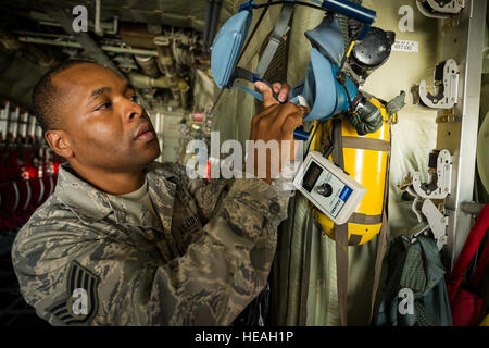 Stati Uniti Air Force Staff Sgt. Johnny Glenn, equipaggi di volo tecnico di apparecchiature con la 94th Airlift Wing, Dobbins Air Base di riserva, Ga., utilizza un batuffolo di cotone imbevuto di alcool per pulire un Quick-Don mascherina di ossigeno durante la bandiera di acero in Edmonton/Cold Lake, Alberta, Canada, 3 giugno 2014. Maple Flag è un esercizio internazionale progettato per aumentare l'interoperabilità di C-130 personale di volo, manutentori e specialisti di supporto in un combattimento simulato l'ambiente. Master Sgt. John R. Nimmo, sr. Foto Stock