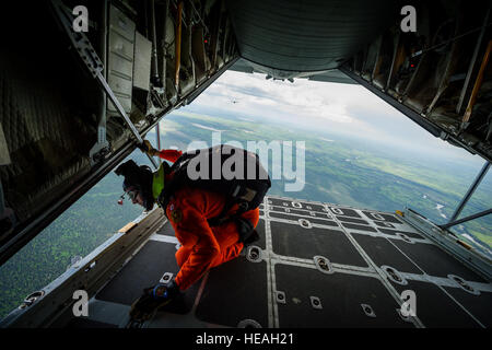 Royal Canadian Air Force jumpmaster Sgt. Glenn cofano, ricerca e tecnico di soccorso con la 417 contro lo squadrone di supporto, 4 parafango forze canadesi Base lago freddo, Cold Lake, Alberta, Canada, spots della zona di caduta durante il volo a bordo di una C-130 Hercules dal 914th Airlift Wing, Niagara Falls riserva d'aria Stazione, N.Y., durante la bandiera di acero in Edmonton/Cold Lake, Alberta, Canada, 3 giugno 2014. Maple Flag è un esercizio internazionale progettato per aumentare l'interoperabilità di C-130 personale di volo, manutentori e specialisti di supporto in un combattimento simulato l'ambiente. Master Sgt. John R. Nimmo, sr. Foto Stock