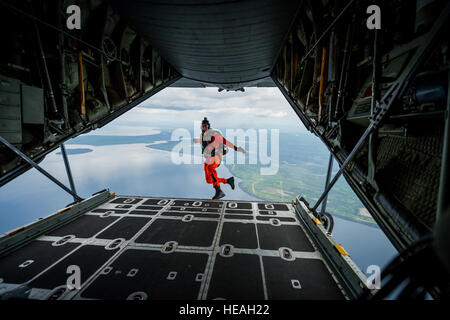 Royal Canadian Air Force jumpmaster Sgt. Glenn cofano, ricerca e tecnico di soccorso con la 417 contro lo squadrone di supporto, , 4 anta Canadian Forces Base lago freddo, Cold Lake, Alberta, Canada, salta fuori da un C-130 Hercules dal 914th Airlift Wing, Niagara Falls riserva d'aria Stazione, N.Y., durante la bandiera di acero in Edmonton/Cold Lake, Alberta, Canada, 3 giugno 2014. Maple Flag è un esercizio internazionale progettato per aumentare l'interoperabilità di C-130 personale di volo, manutentori e specialisti di supporto in un combattimento simulato l'ambiente. Master Sgt. John R. Nimmo, sr. Foto Stock