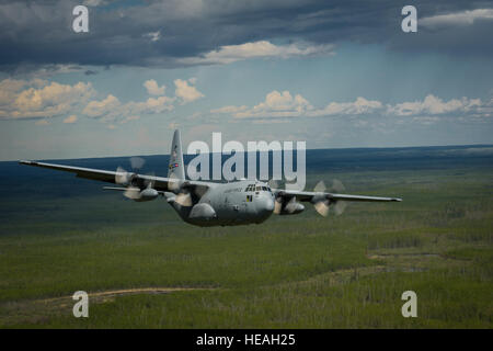 Un C-130 Hercules velivolo manovre per evitare la superficie simulato a minacce di aria durante la fase di esercizio Maple bandiera 47, Giugno 2, 2014, vicino a forze canadesi Base lago freddo, Alberta. Maple Flag è un esercizio internazionale progettato per aumentare l'interoperabilità di C-130 gli equipaggi degli aeromobili, manutentori e specialisti di supporto in un combattimento simulato l'ambiente. Il C-130 è assegnato alla 94th Airlift Wing a Dobbins Air stazione di riserva, Ga. Master Sgt. John R. Nimmo Suor) Foto Stock