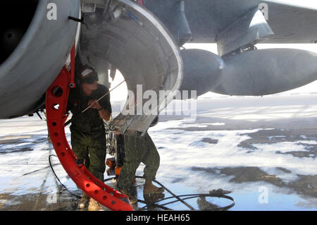 Cpl. Shelby Coville, Marine Tactical Electronic Warfare Squadron tre, utilizza un dispositivo ad alta pressione di spruzzatura di acqua per rimuovere la sporcizia e accumularsi residui durante un 14-giorno di lavaggio degli aeromobili in Asia sud-ovest, 25 settembre 2012. Coville è distribuito dal Marine Corps Air Station Cherry Point, N.C. e è un nativo di Orderville, Utah. Il personale Sgt. Sheila deVera) Foto Stock