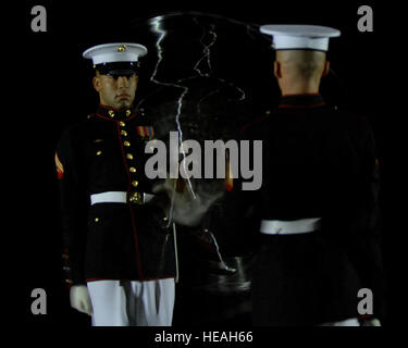 080627-F-6684S-544 U.S. Marines del Silent Drill Platoon spin fucili a canna rigata durante la sfilata serale a Marino nelle caserme di Washington D.C., il 27 giugno 2008. Vice Presidente del Comune di capi di Stato Maggiore gen. James E. Cartwright, U.S. Marine Corps, è l'host per la parata. Master Sgt. Adam M. moncone, U.S. Air Force. (Rilasciato) Foto Stock