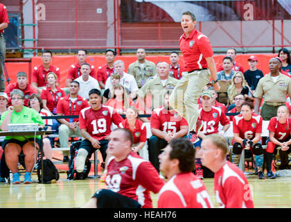 Brett Peterson, i Marines seduta allenatore di pallavolo, salti con entusiasmo dopo i Marines ha guadagnato un punto in una partita contro la marina presso il 2014 Giochi guerriero sett. 28, 2014, negli Stati Uniti Olympic Training Center in Colorado Springs, Colo. i Marines è venuto fuori con la vittoria, battendo la marina in due set, 25-7 e 25-20. (U.S. Air Force foto/Staff Sgt. Devon si adatta) Foto Stock