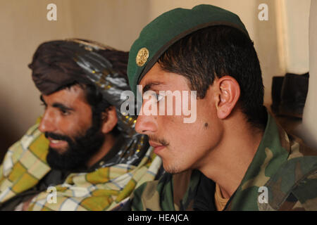 Un esercito nazionale afghano soldato assiste una shura nel villaggio di Shabila Kalan, provincia di Zabul, Afghanistan, nov. 30, 2009. Il personale Sgt. Christine Jones) Foto Stock