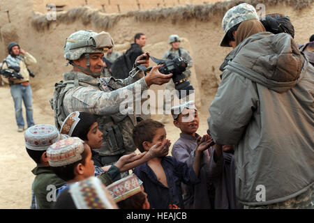 Stati Uniti Air Force Tech. Sgt. Efren Lopez, 4a lottare contro lo squadrone della fotocamera, scatta una foto di bambini afgani nel villaggio di Shabila Kalan, provincia di Zabul, Afghanistan, nov. 30, 2009. Il personale Sgt. Christine Jones) Foto Stock