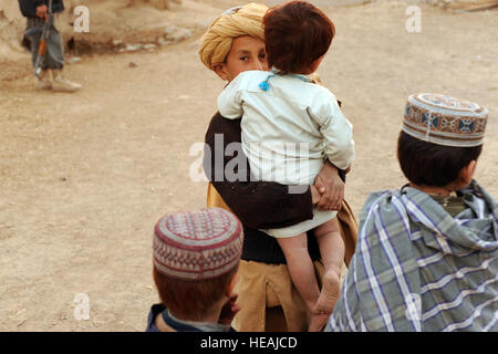 Bambini afgani osservare una shura nel villaggio di Shabila Kalan, provincia di Zabul, Afghanistan, nov. 30, 2009. Il personale Sgt. Christine Jones) Foto Stock