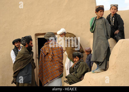 Gli anziani del villaggio immettere un incontro nel villaggio di Shabila Kalan, provincia di Zabul, Afghanistan, nov. 30, 2009. Il personale Sgt. Christine Jones) Foto Stock