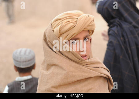 Un bambino afghano in posa per una foto nel villaggio di Shabila Kalan, provincia di Zabul, Afghanistan, nov. 30, 2009. Il personale Sgt. Christine Jones) Foto Stock