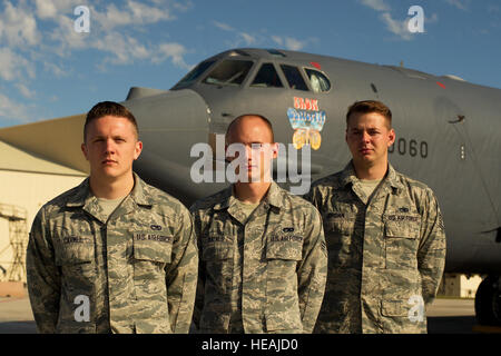 Senior aviatori Kevin Carmelo e Quentin Haynes, e lo Staff Sgt. Brett Giordania, 5a manutenzione aeromobili equipaggio capi, posano per una foto su Minot Air Force Base, N.D., Agosto 28, 2014. Carmelo, Haynes e Giordania sono il capo equipaggio squadra che rappresenta la quinta ala bomba nel 2014 Global Strike sfida. Il team sarà valutata su come eseguire le loro pre-volo ispezioni e la conoscenza del loro lavoro. Senior Airman Brittany Y. Bateman) Foto Stock