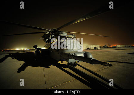 080927-F-7823A-015 U.S. Air Force MH-53 Pave bassa elicottero da xx Expeditionary Special Operations Squadron si siede su asfalto prima di un finale di missione di combattimento a base comune Balad, Iraq, sul Sett. 27, 2008. Il Pave Low è in pensione dopo quasi quaranta anni di servizio per la Air Force. Il personale Sgt. Aaron Allmon, U.S. Air Force. (Rilasciato) Foto Stock
