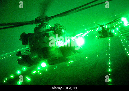 MH-53 Pave bassi dal ventesimo Expeditionary Special Operations Squadron volare in Iraq il loro ultimo missioni di combattimento Sept 27. Il MH-53 è in pensione dopo quasi 40 anni di servizio per la Air Force. (U.S. Air Force foto) Foto Stock