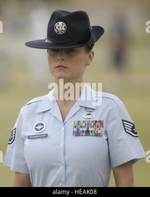 LACKLAND Air Force Base in Texas -- Staff Sgt. Michelle Crossmanhart sorge all attenzione durante un rito di passaggio condiviso da tutti arruolati aviatori -- la formazione militare parata di graduazione. La parata del 15 squadrons segnò la fine del periodo di sei settimane di allenamento per circa 750 del nuovissimo avieri. Il sergente Crossmanhart è una formazione militare istruttore con la 323Training Squadron. Master Sgt. Ken Wright) Foto Stock