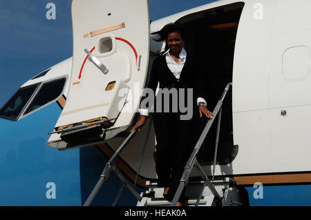 La first lady Michelle Obama esce un U.S. Air Force C-40 aereo arrivando a Papa Air Force Base (AFB), N.C., 12 marzo 2009. Obama si recherà in visita in Fort Bragg e Fayetteville mentre nella Carolina del Nord. Michael Murchison Foto Stock