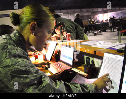 1Lt. Jennifer Palko lavora nel terminal passeggeri per il 386Air Expeditionary Wing in un non-base descritti in Asia sud-ovest, 21 dicembre. Palko supervisiona il sign-up, selezione, manifestando, briefing, la boccola e il bagaglio di pallet per più di 500 passeggeri al giorno. Ella ha anche all'estero l'utilizzazione e la sede di coordinamento con le partnership congiunta. Il tenente Palko è il responsabile del servizi per i passeggeri con il 386Expeditionary disponibilità logistica Squadron. Il tenente Palko è distribuita da 305porta antenna squadrone, 305Aria Mobilità ala, in corrispondenza del giunto di baseGuire-Dix Mc-Lakehurst, Foto Stock